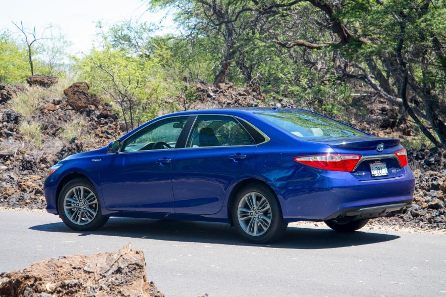  Toyota Camry Hybrid 2015 года  (US) (фото 5 из 28)